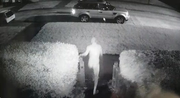 Videó: meztelenül rohant ki a házból egy férfi, csak hogy elkapja az autótolvajt