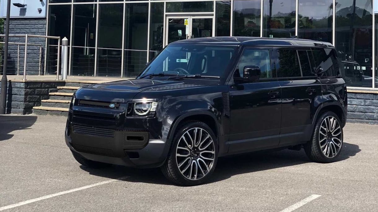 A kevésbé klasszikus formájú új Land Rover Defenderre is megjött a tuning