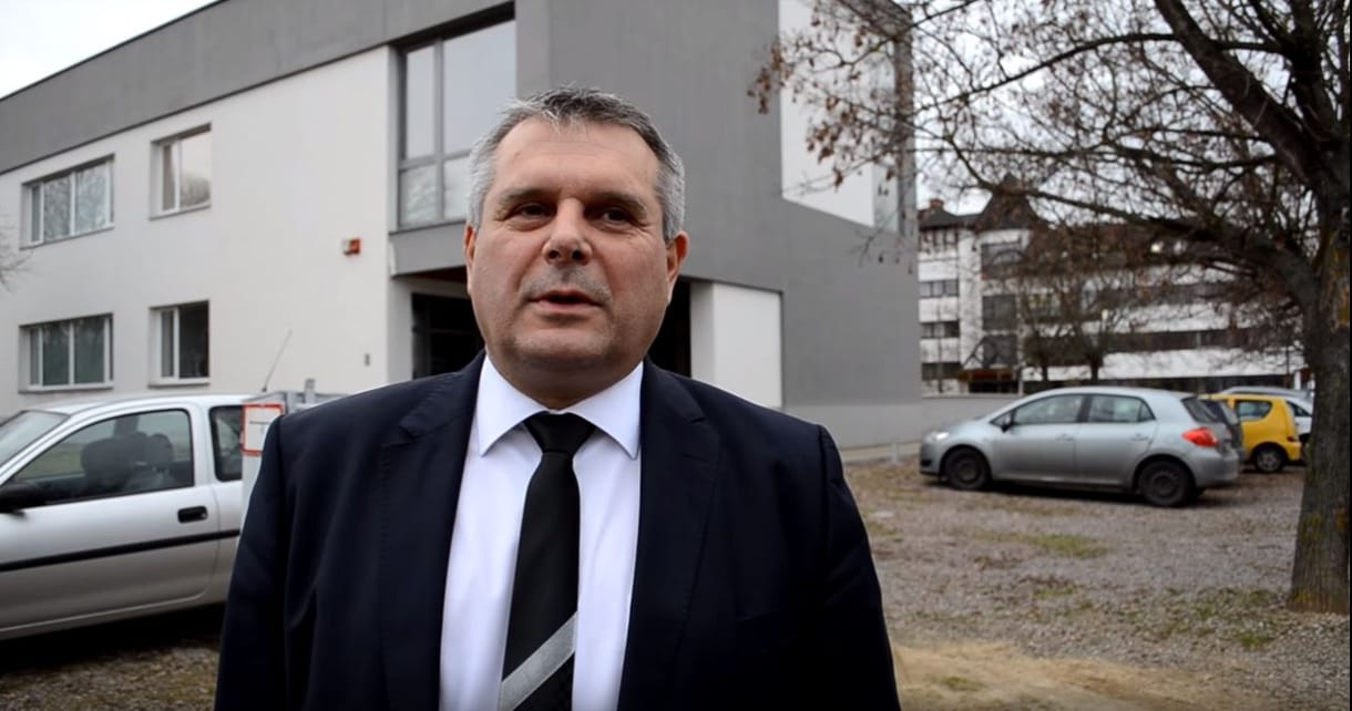 Egy pécsi fideszes képviselőnek a „tezsdvéri” sajtótól keményedik a széklete