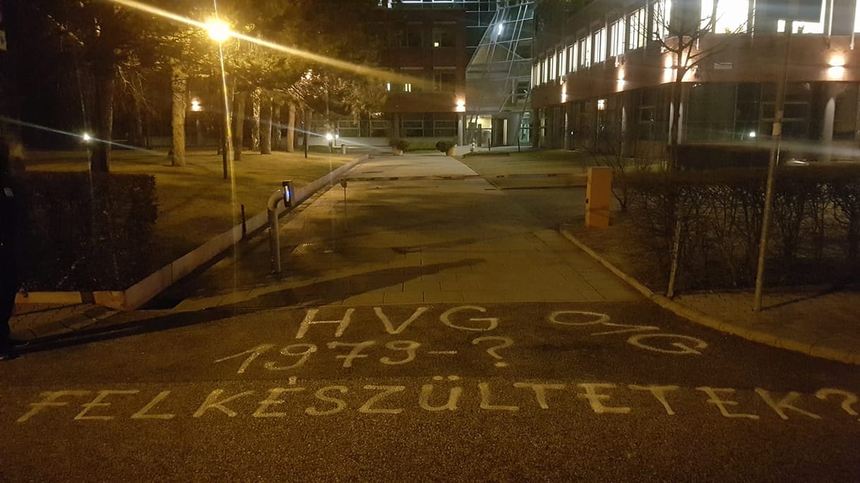 Sajátos akcióval emlékezett meg a Momentum az O1G-évfordulóról - fotók