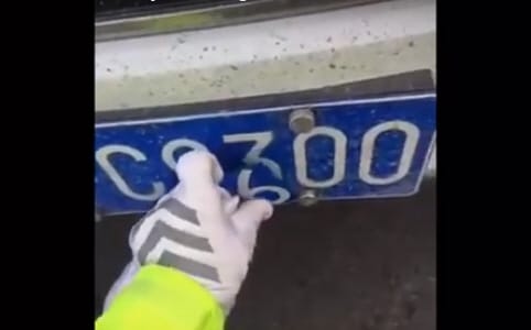 Világegyszerű trükk a rendszámcsalásra - videó