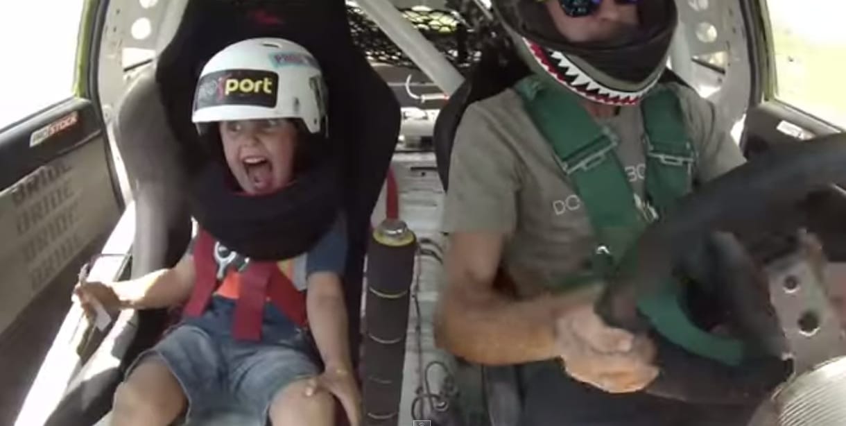 Videó: Ezt éli át egy 5 éves kisrrác a driftelő apuka mellett