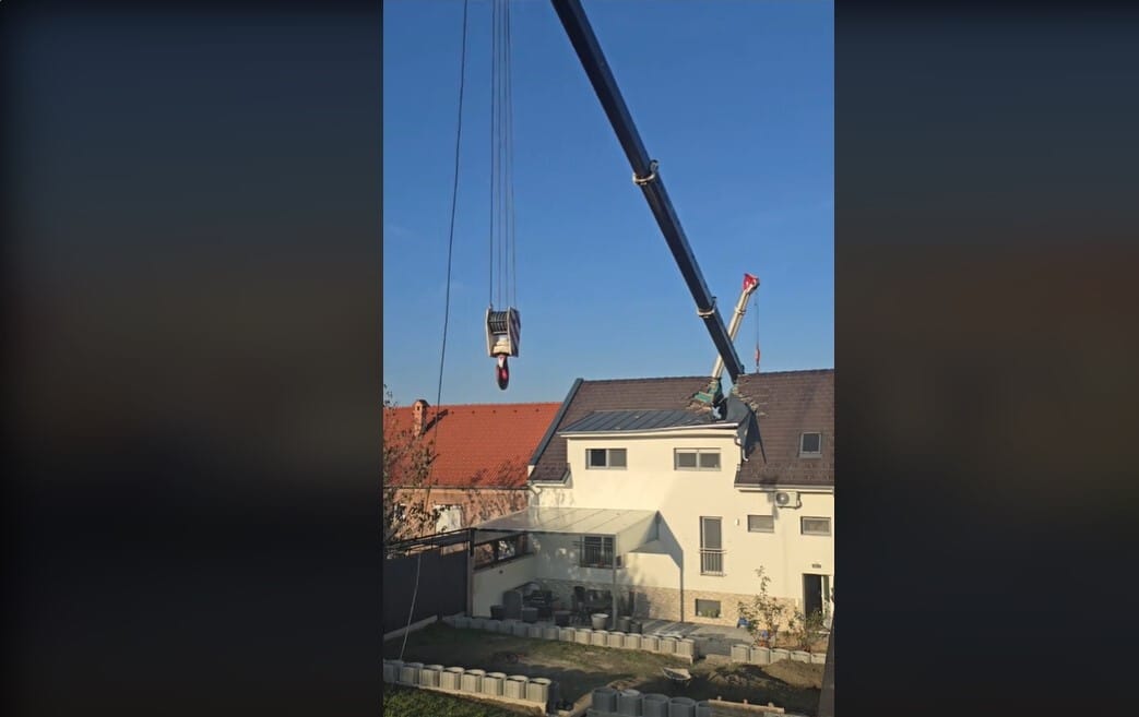 Lakóházra dőlt egy daru Sopronban