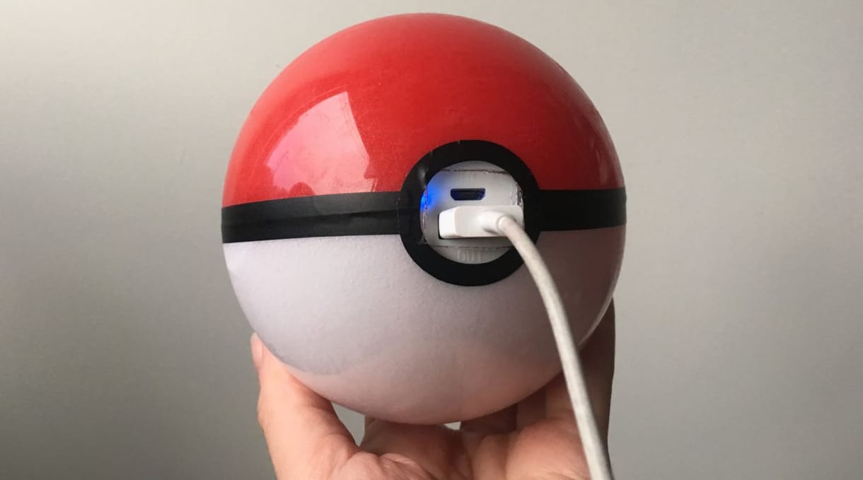Eszi a mobilja aksiját a Pokémon GO? Vigye magával ezt a pokélabdát