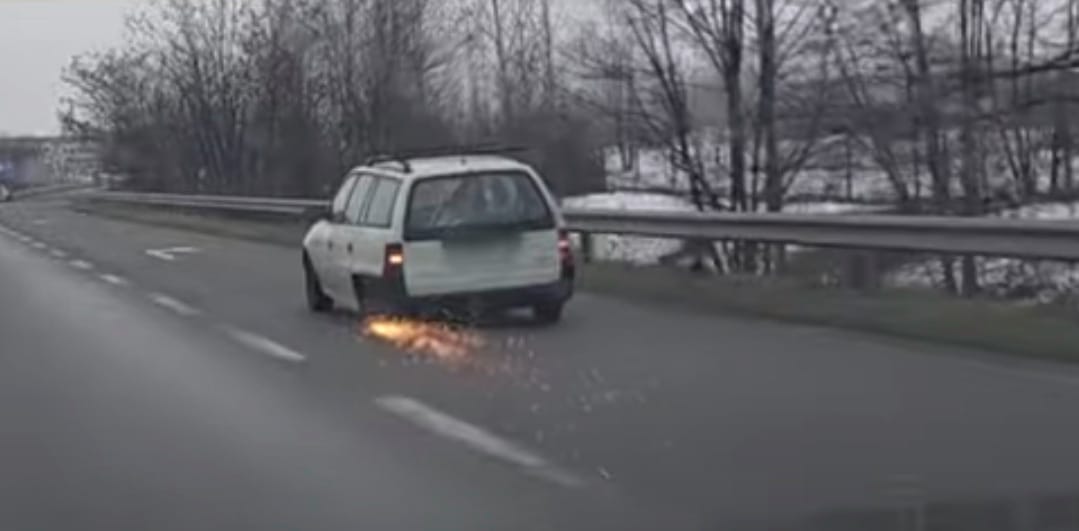 Felnin száguldott egy Opel az M0-s autópályán – videó