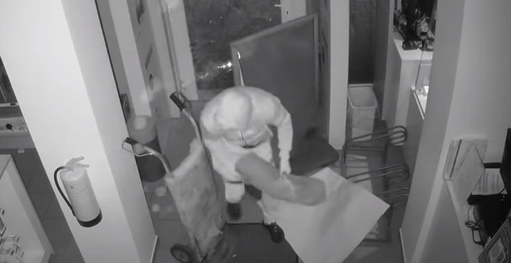 Betondarabbal tört be zalai műszaki boltokba egy román férfi, harmadszor már rendőrök várták – videó