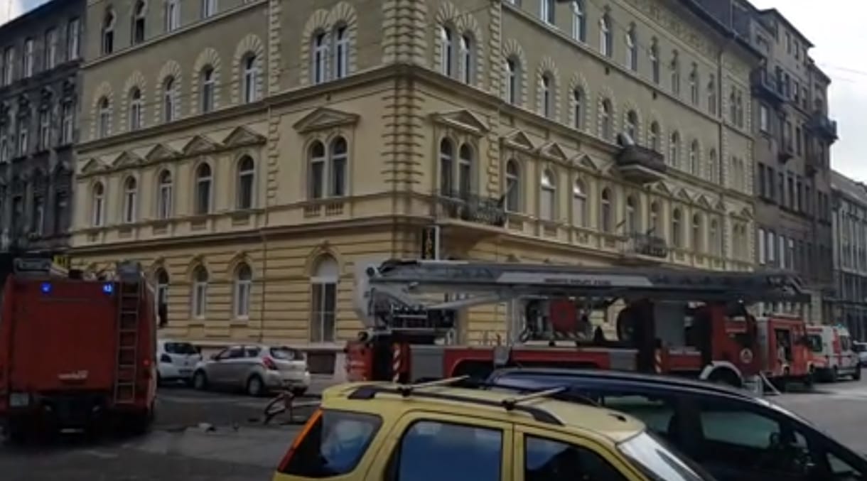 Tűz volt egy harmadik emeleti lakásban a VIII. kerületben - videó