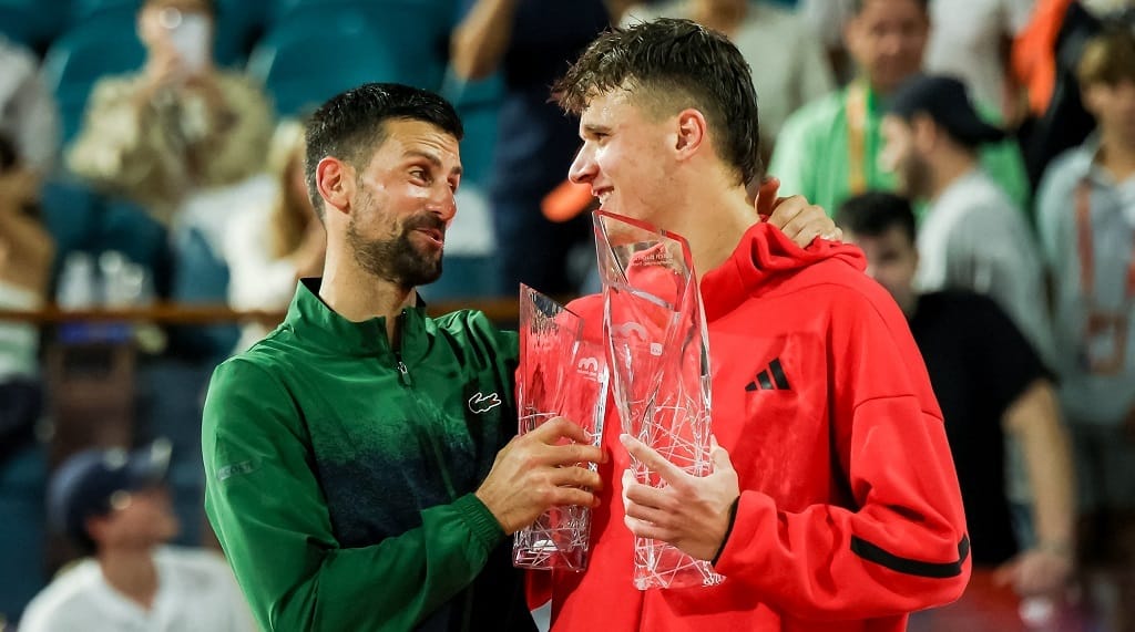 Majdnem visszalépett a cseh tinédzser, aztán kiverte Djokovicsot a Miami Open döntőjében