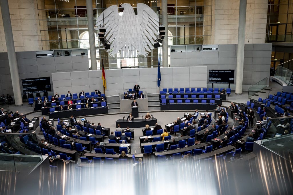 A német parlament határozatban támogatja a Magyarországnak szánt uniós források csökkentését