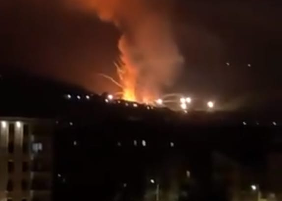 Több robbanás volt a legnagyobb szerb lőszergyárban – videó