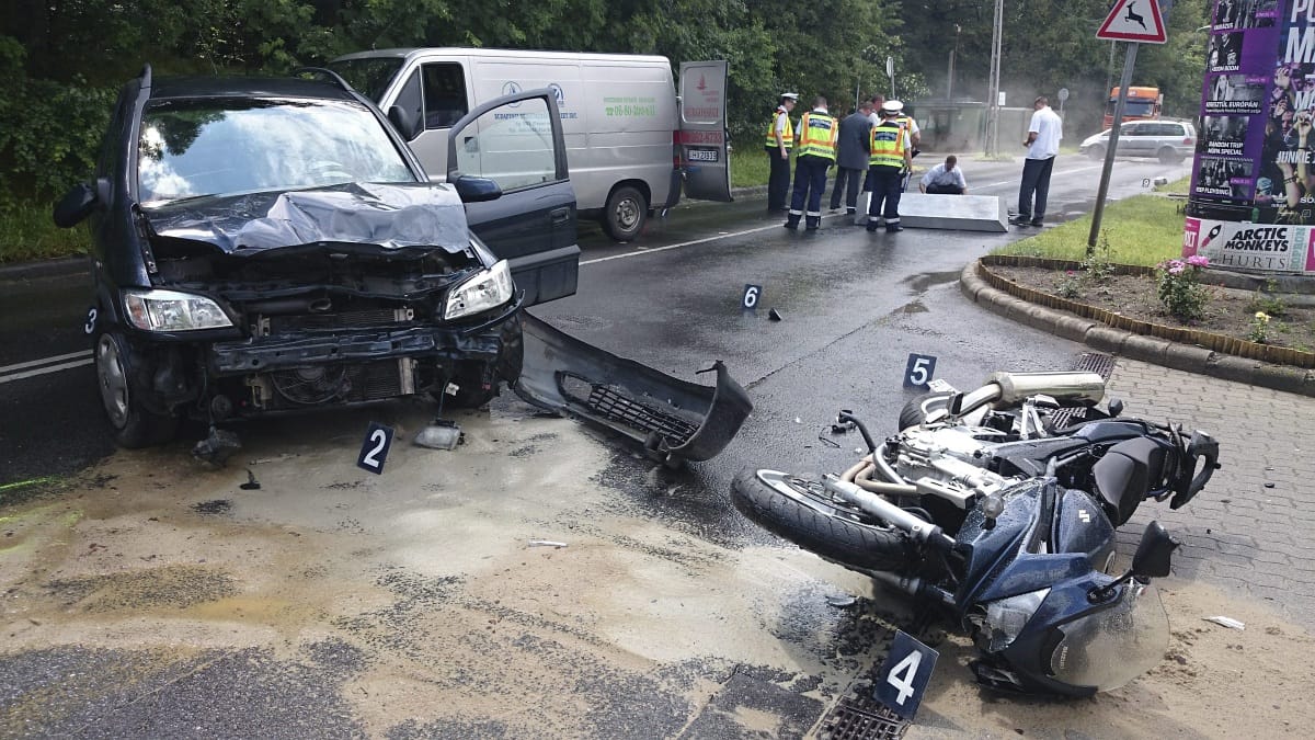 Fotók a Hűvösvölgyi úti halálos motorbaleset helyszínéről