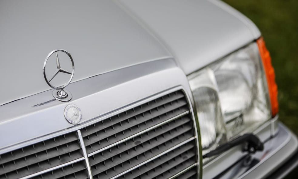 Eladó Mr. Bean közel 30 éves Mercedese