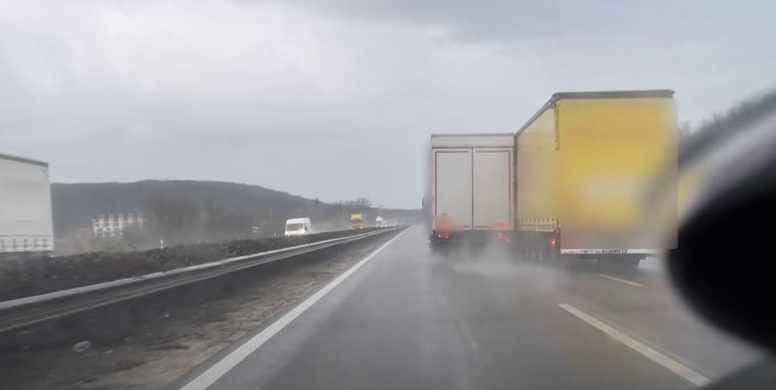Levideózták, ahogyan ráhúzta a kamionos a kormányt a másik teherautóra az M1-esen
