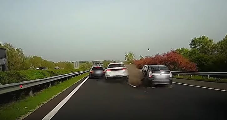 Videón az M7-es baleset: hatalmas sebességgel szállt bele az álló kocsisorba az audis