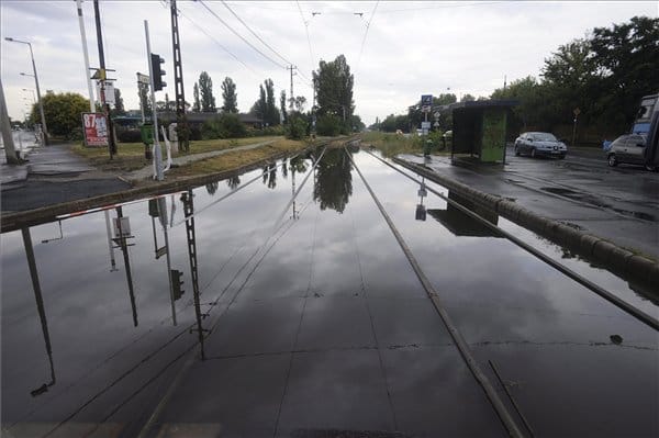 Fotók: villamosmegállót árasztott el a vihar Budapesten