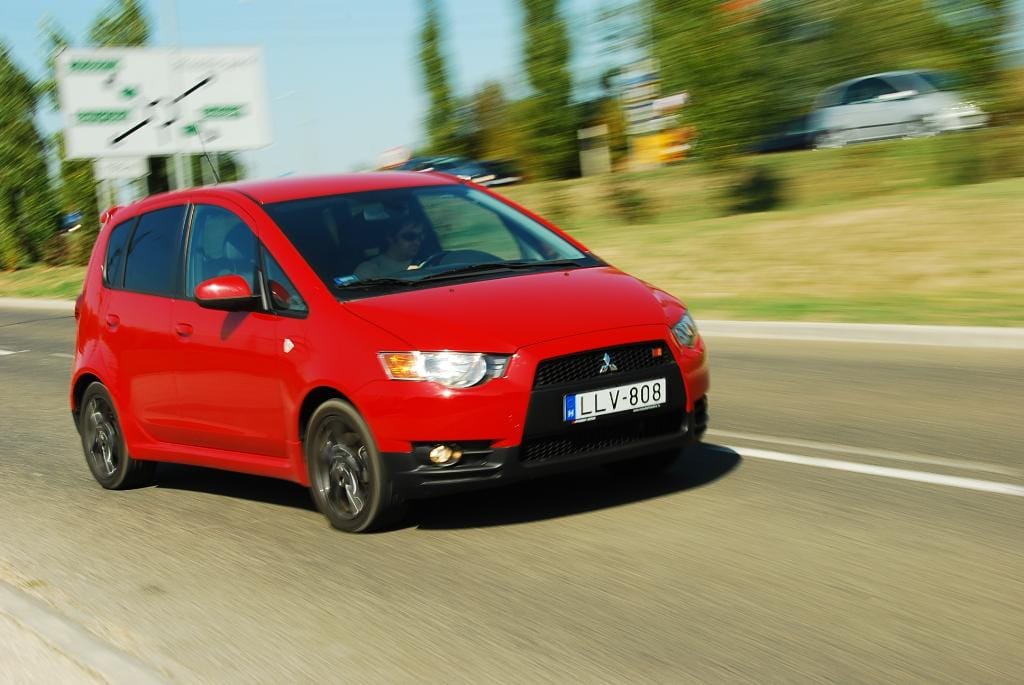 A Volkswagennél is nagyobbat bukik a Mitsubishi