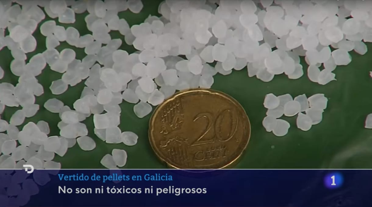 Videón, ahogy százak próbálják feltakarítani a Galícia tengerpartjait elárasztó lencse méretű műanyagszemcséket