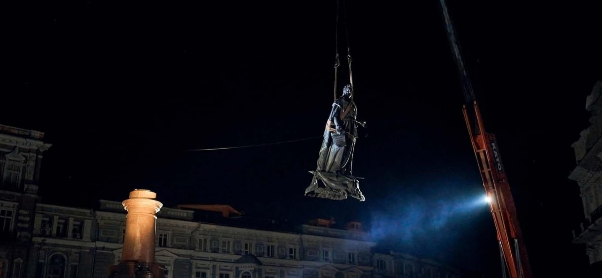 Odesszában II. Katalin cárnő emlékműve helyén már az ukrán zászló lobog