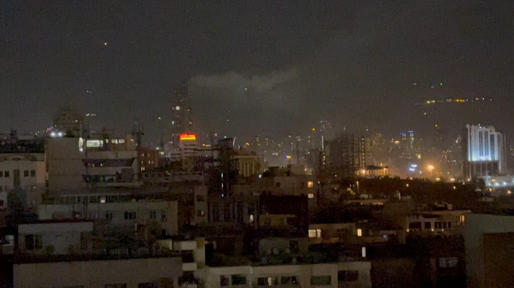 Iráni létesítményeket bombázott Izrael, megölték a Forradalmi Gárda vezetőjét is