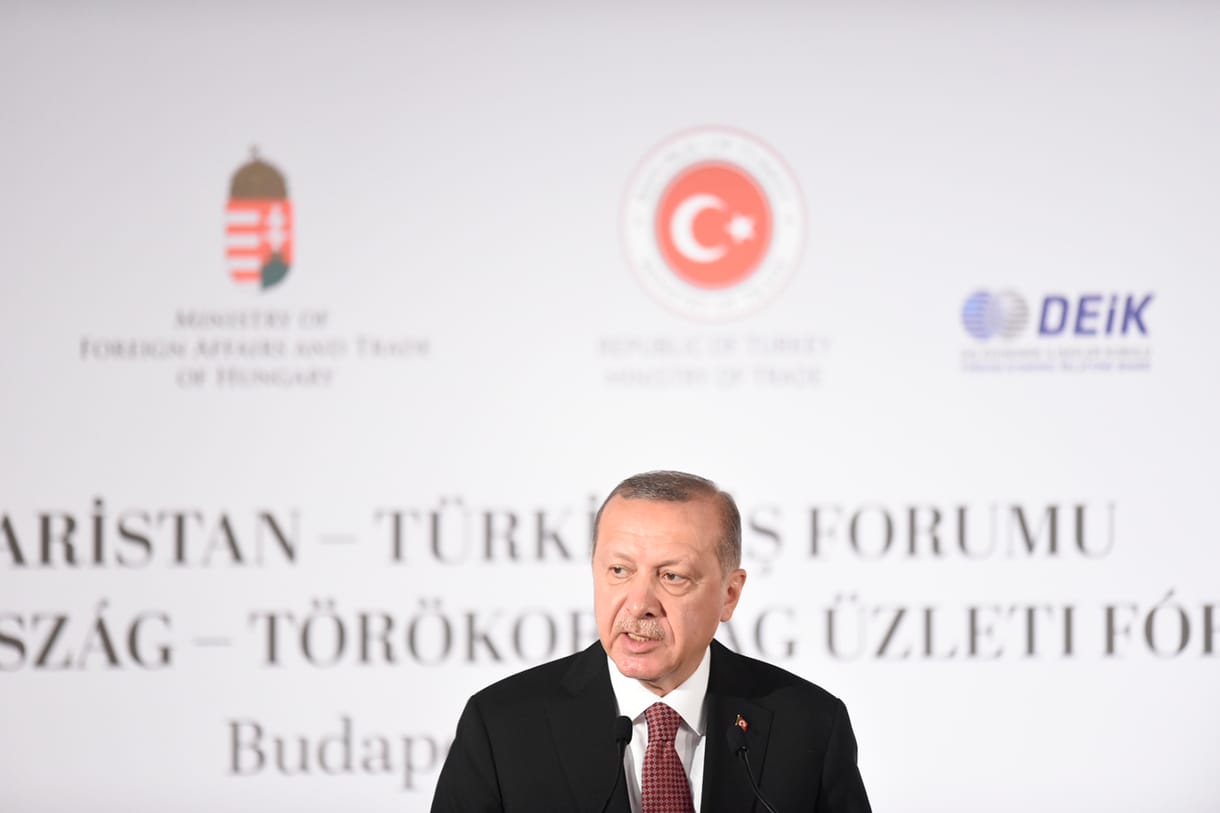 Felfüggesztettek két Erdogant bíráló műsort Törökországban