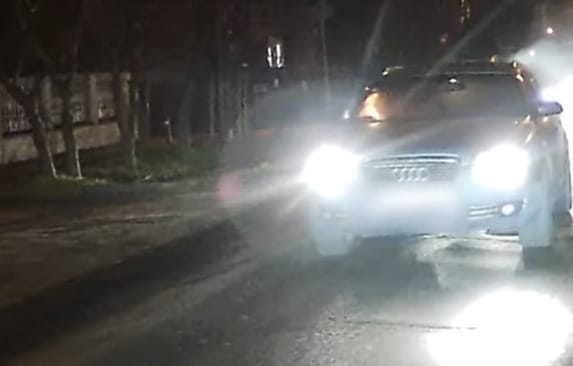 Lángba borult utastérrel közlekedett egy Audi a XVI. kerületben – videó