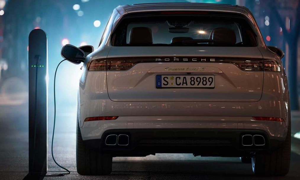 Zöld rendszámos, 680 lóerős új divatterepjáró a Porschétól