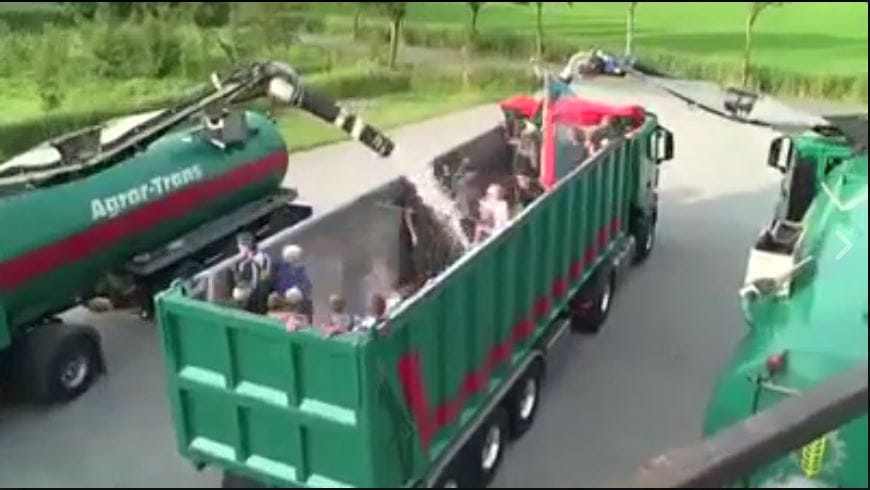 Bemásznak egy kamionba, de aztán váratlan dolog történik