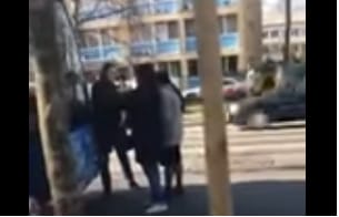 Videó: Egy zavart nő feltartotta a buszt a Thököly úton, egy férfi utas keményen behúzott neki