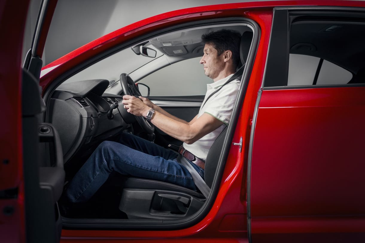 A Skoda elmagyarázza azt az alapvető dolgot, hogyan kellene helyesen ülni a volán mögött