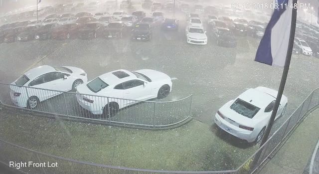 Videón, amint pillanatok alatt 400 vadiúj autót tesz totálkárossá a jégeső