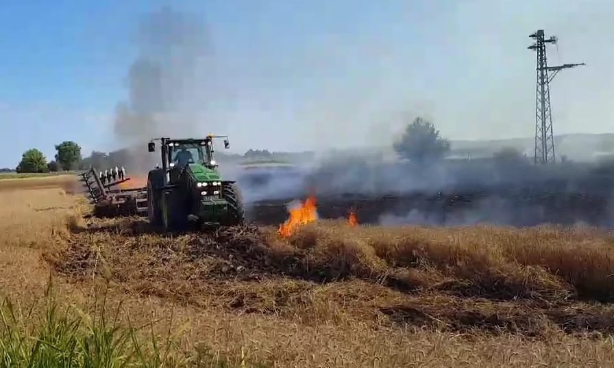 Videó: ezért ne dobjuk el a csikket – traktorral kellett elvágni a tűz útját