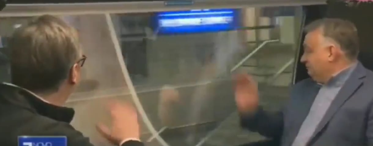 A nagy semminek integet Orbán és Vucsics egy vonatból