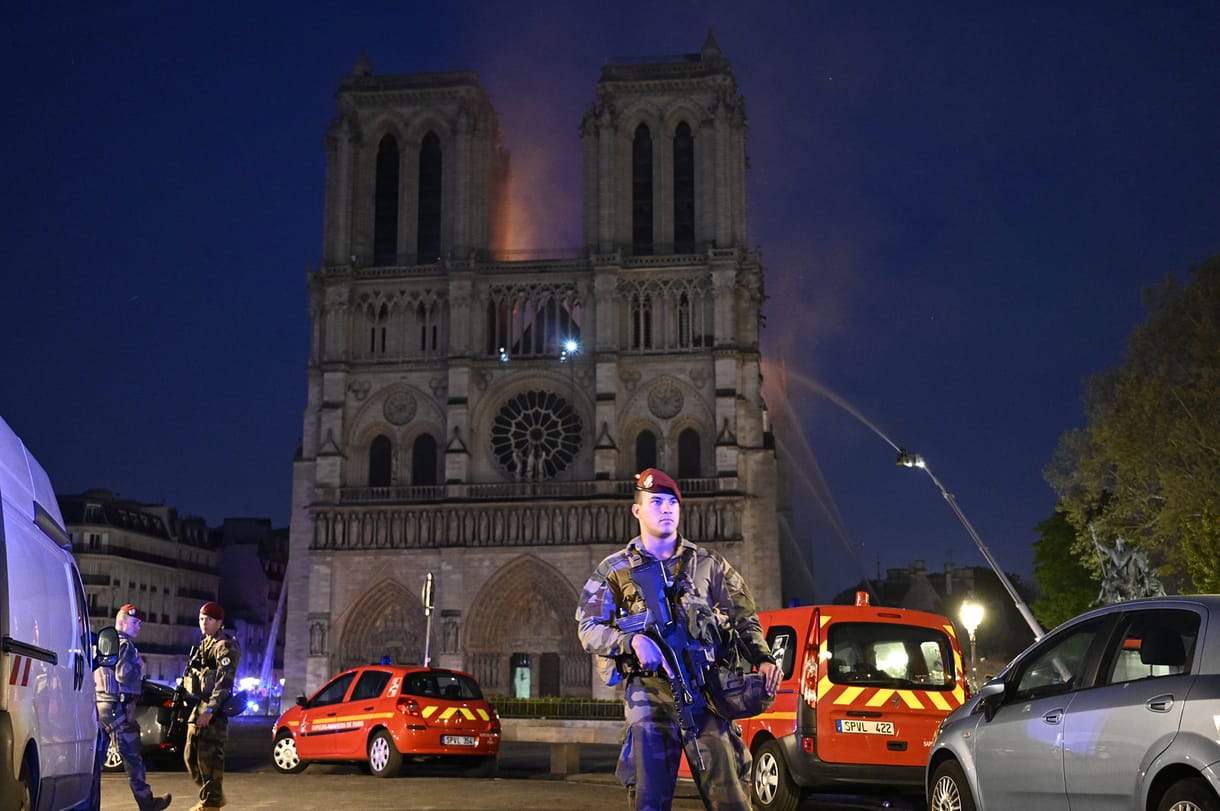 Salma Hayek férje 32 milliárd forintnak megfelelő eurót ajánlott fel a Notre-Dame újjáépítésére