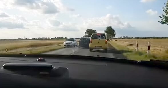 Ritka elvetemült előzés egy vidéki útról, csoda, hogy megúszták – videó