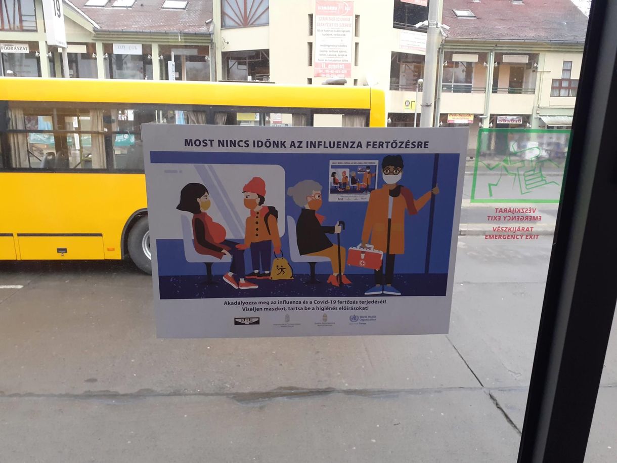 Az összes közlekedési eszközön belefuthat a WHO és a kormány közös plakátkampányába