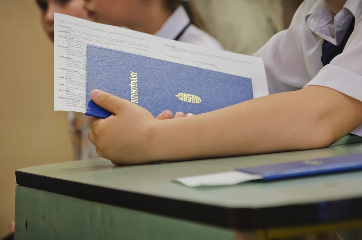 Itt a bizonyítványosztás: a rendőrség jótanácsokkal látja el a szülőket, hogy ne menjen világgá a gyerek