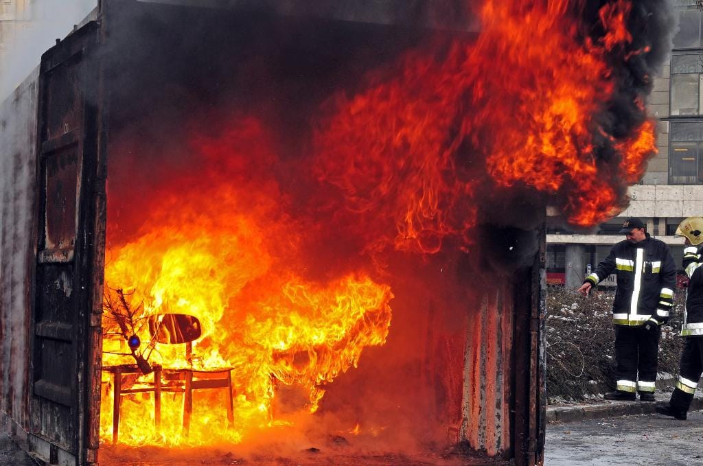 Így ég ki egy lakás a csillagszóró miatt! Élő demonstráció a város közepén (fotókkal)