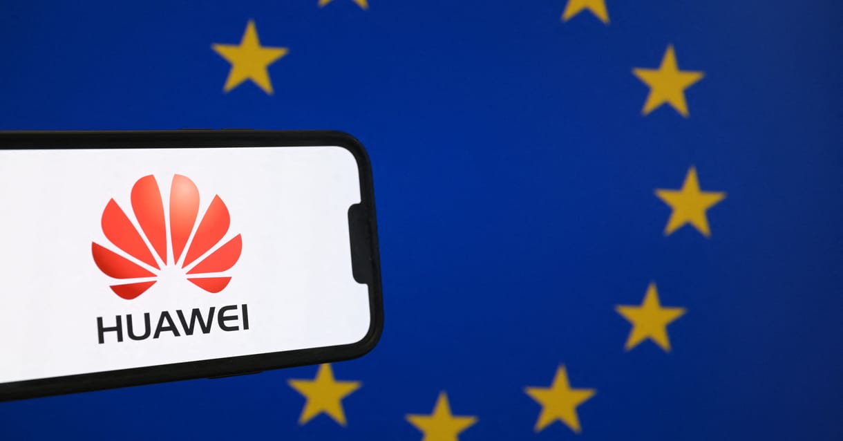 Újabb, az Európai Parlamentet érintő korrupciós ügy miatt razziáztak a belga rendőrök a Huawei brüsszeli irodáiban (frissítve)