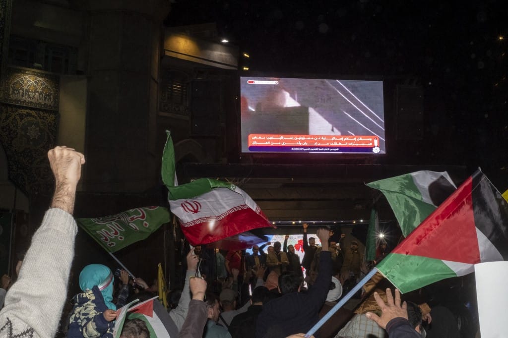 Irán Izraelt fenyegeti a szombati légicsapás után, Izrael azt ígérte, megfizet a támadásért - élő