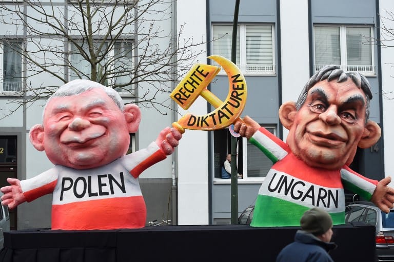 Itt Orbán Viktort egy lapon említik Perónnal, Mussolinivel és Indira Gandhival is