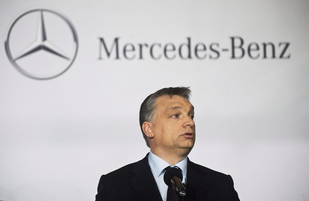 Videó: Orbán Viktor életében először vezet Mercedest