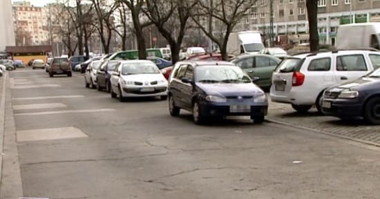 Különleges népszokás Újpalotán: egymás autóit tologatják parkolóhelyért a lakók