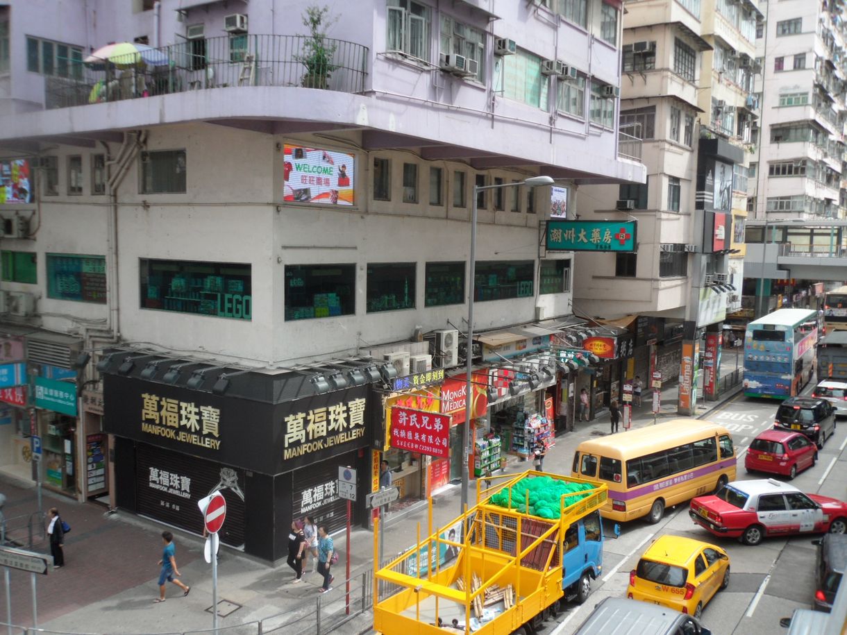 Hongkongban olyan meleg van, még a panda is csak a jégen bírja ki