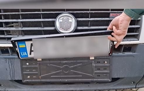 A NAV-sok is csak pislogtak: pörgetős rendszámmal csempészték a cigarettát – videó