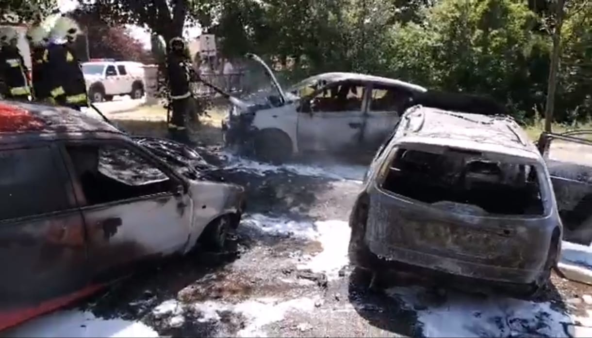 Videó: Parkolóban álló autók gyulladtak ki Szombathelyen