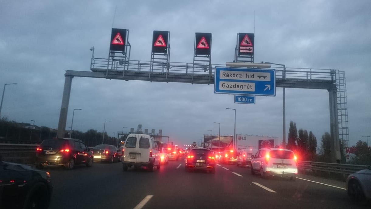 45 perces dugó az M1-M7 bevezetőn is
