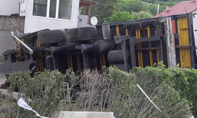 Fotók: Solymáron kamion rontott egy udvarba, hatalmas a dugó a 10-esen