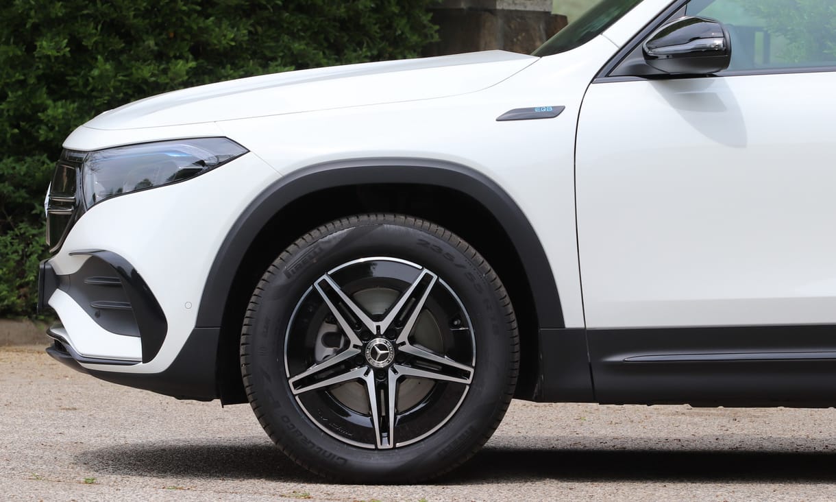 Jól fialtak a SUV-ok: kevesebb autó és csökkenő bevétel mellett is nőtt a kecskeméti Mercedes nyeresége