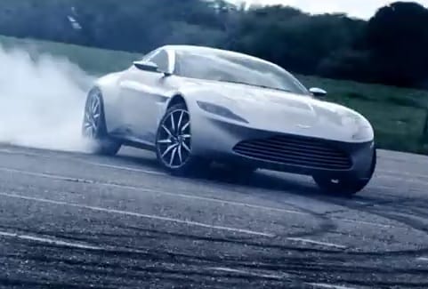 Szépen aláírja az aszfaltot James Bond új Aston Martinja - videó