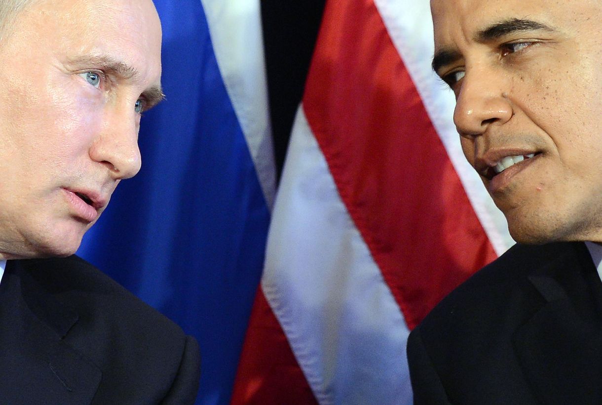 Putyin orosz örömlányokkal dicsekszik és Obamától félti Trumpot